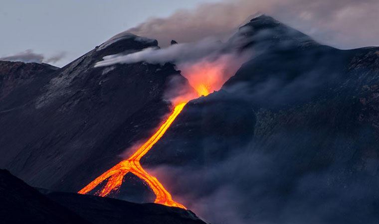avrupanin-en-aktif-volkani-etna-yanardagi-yeniden-faaliyete-gecti